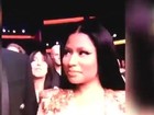 Nicki Minaj desvia o olhar ao ver Jennifer Lopez dançando seu hit