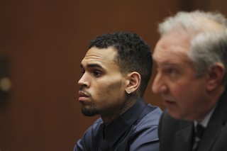 Chris Brown durante audiência (Foto: REUTERS/David McNew)