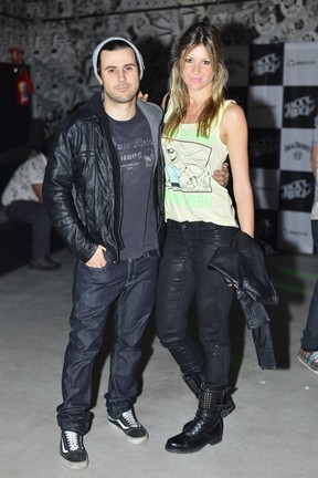 Ellen Jabour com o namorado, Jonathan Correa, em show no Rio (Foto: André Muzell/ Ag. News)