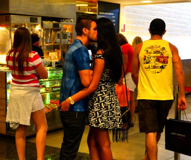 Rafael e Talita em shopping no Rio (Foto: William Oda/Agnews)