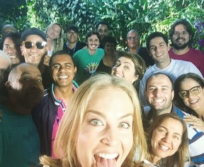 Angélica com a equipe do Estrelas (Foto: Reprodução/Instagram)