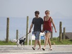 Ellen Jabour caminha com namorado na orla da Barra da Tijuca