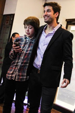 Lucas Jagger, filho de Luciana Gimenez com Mick Jagger, com o tio Marco Antônio Gimenez em teatro em São Paulo (Foto: Manuela Scarpa/ Foto Rio News)