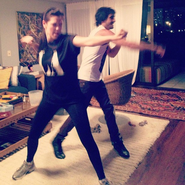 Fiuk posta foto jogando video game com Sophia Abrahão (Foto: Instagram / Reprodução)