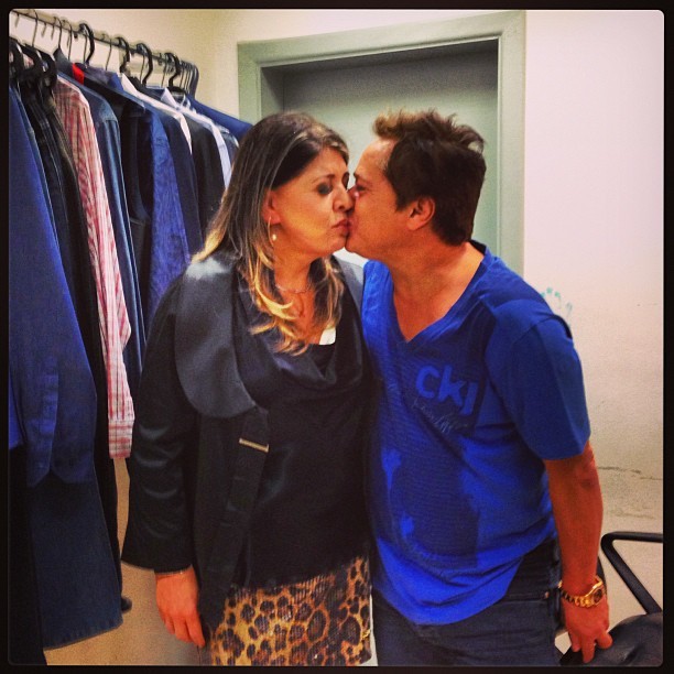 Roberta Miranda dá selinho em Leonardo (Foto: Instagram/ Reprodução)