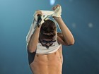 Justin Bieber tira a camisa e mostra o corpo malhado durante show