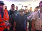 Vai ter zica! Maradona aparece cercado de seguranças em estádio