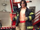 Mariano se veste de bombeiro e provoca fãs: 'Tá pegando fogo?'