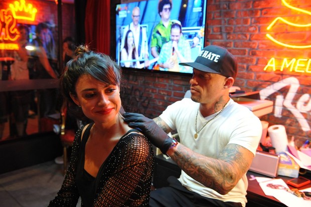 Thaila Ayala faz tatuagem com Ami James (Foto: Bia Alves / AgNews)
