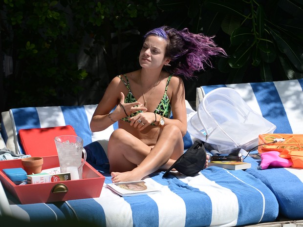 Lily Allen em piscina de hotel em Miami, nos Estados Unidos (Foto: Grosby Group/ Agência)