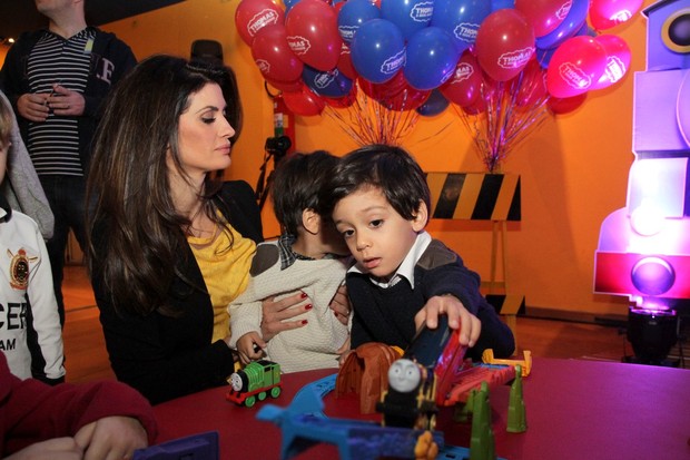 Isabella Fiorentino e os filhos (Foto: Marcelo Brammer/AgNews)