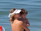 Letícia Birkheuer vai com o filho à praia do Arpoador, no Rio
