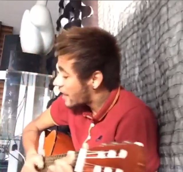 Neymar toca violão (Foto: Instagram / Reprodução)