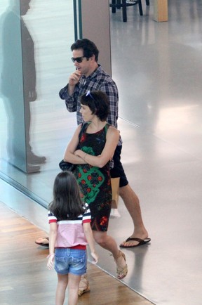 Débora Falabella e Murílo Benício passeiam pelo shopping com a filha (Foto: AgNews)
