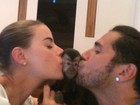 Oi? Latino e Rayanne beijam macaco de estimação em foto