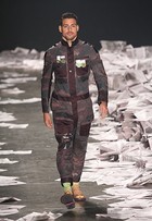 Com Cauã Reymond, Alexandre Herchcovitch desfila coleção masculina com inspiração militar na SPFW 