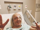 Erasmo Carlos tranquiliza fãs com foto no hospital: 'Agora estou enxergando'