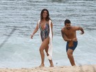 De maiô decotado, Giovanna Antonelli grava com Bruno Gagliasso em praia