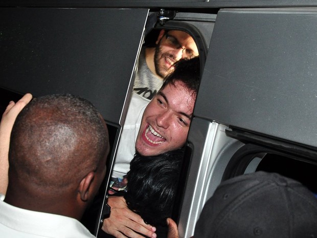 Nasser tenta sair da van do programa 'Pânico' após festa do 'BBB' (Foto: Roberto Teixeira/ EGO)