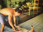 Rafael Cardoso faz farra com seu cachorro: 'Querido'