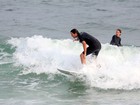 Vladimir Brichta surfa com o enteado, filho de Adriana Esteves, no Rio