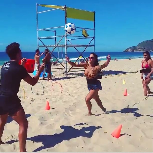 Aline Riscado faz treino na praia (Foto: Reprodução / Instagram)