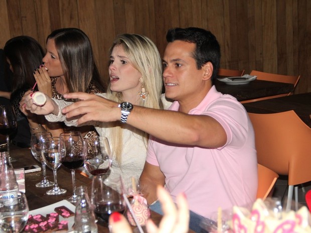 Bárbara Evans com Leonardo Conrado em restaurante no Rio (Foto: Rodrigo dos Anjos/ Ag. News)