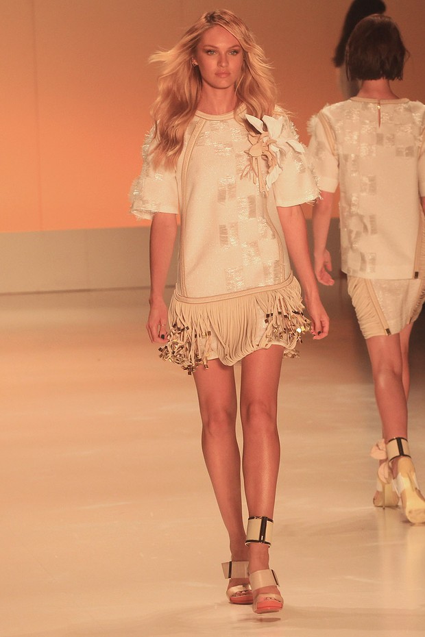 Candice Swanepoel desfila pela Forum (Foto: Celso Tavares / EGO)