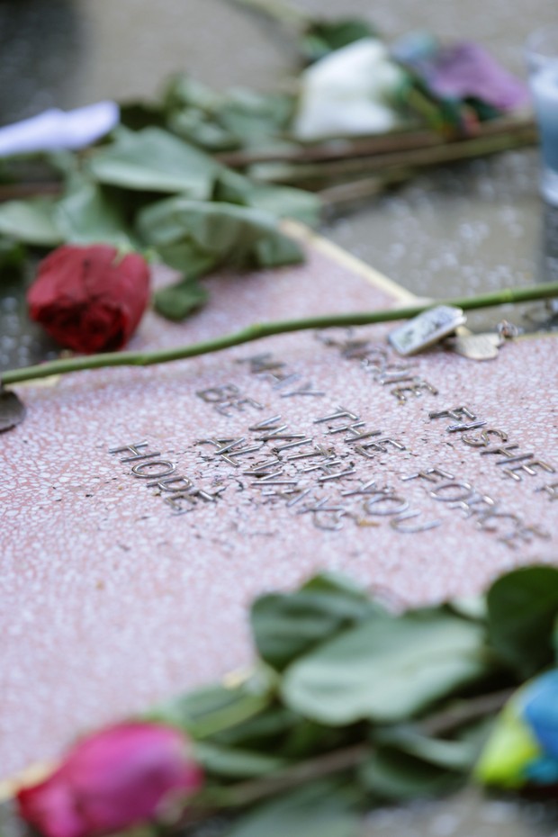 Fã faz uma montagem para homenagear Carrie (Foto: Greg Doherty / GETTY IMAGES NORTH AMERICA / AFP)