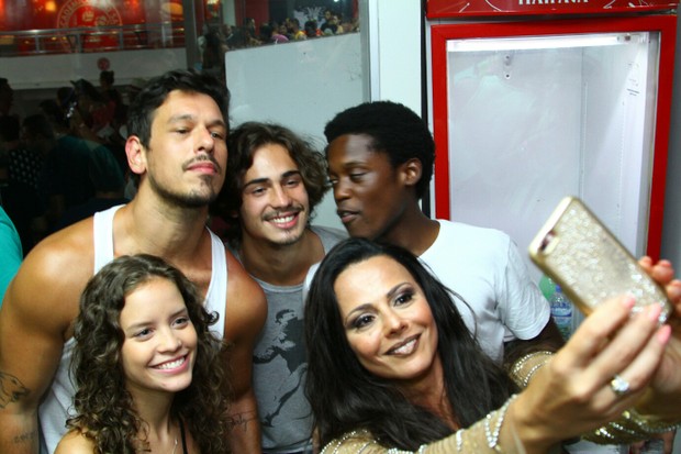 Viviane Araújo com elenco de Rock Story (Foto: Anderson Borde/Agnews)
