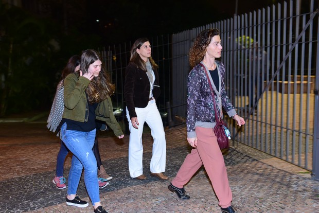 Amigos e parentes são identificados na entrada da igreja (Foto: Leo Franco / EGO)