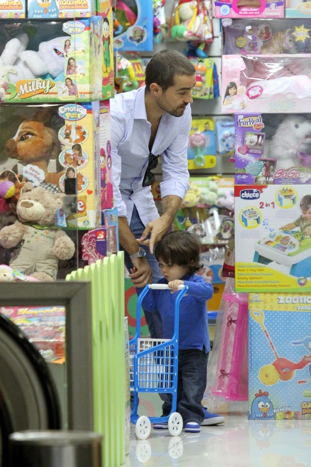 Ricardo Pereira e família no shopping (Foto: Wallace Barbosa/AgNews)