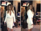 Kim Kardashian posa de visual decotado e comemora