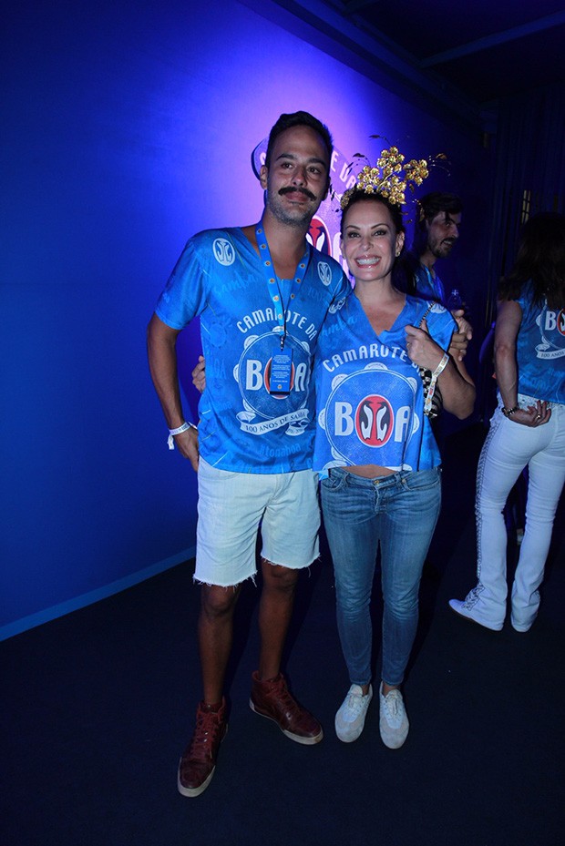 Carolina Ferraz e o marido (Foto: Marcello Sá Barreto / AgNews)