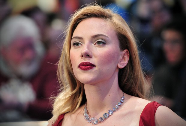 Scarlett Johansson na premiere de Capitão América em Londres (Foto: AFP / Agência)
