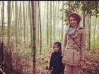 Jessica Alba passeia com filha em bosque japonês e posta foto