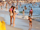 Mariah Rocha curte dia de praia com o filho 