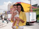 De shortinho, Mariana Felício mostra boa forma e posa com a filha