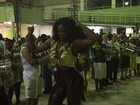 Cris Vianna, de calça justinha, arrasa em noite de samba no Rio