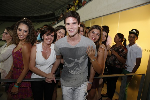 Jonatas Faro posa com fãs (Foto: Ag.News)