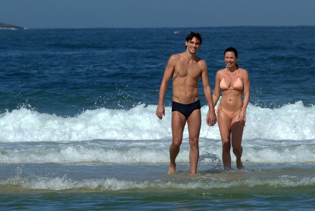 Giba com sua namorada na praia da Barra (Foto: Wallace Barbosa/AgNews)