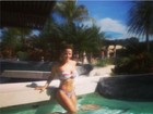 Viviane Araújo curte parque aquático com Radamés e posa de biquíni