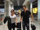 Cleo Pires e Rômulo Neto embarcam juntinhos em aeroporto do Rio