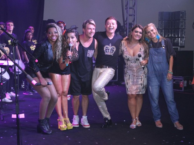 MC Ludmilla, Anitta, Thiago Fortes, David Brazil, Preta Gil e Carolina Dieckmann em show na Zona Sul do Rio (Foto: Rodrigo dos Anjos/ Ag. News)