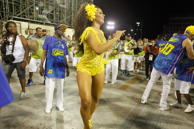 Juliana Alves em ensaio técnico no Rio (Foto: Anderson Barros / EGO)