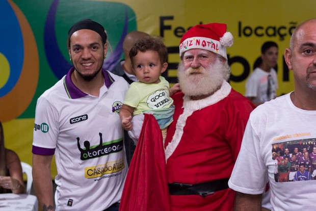Belo e Papai Noel (Foto: Derick Abreu / R2 / Divulgação)