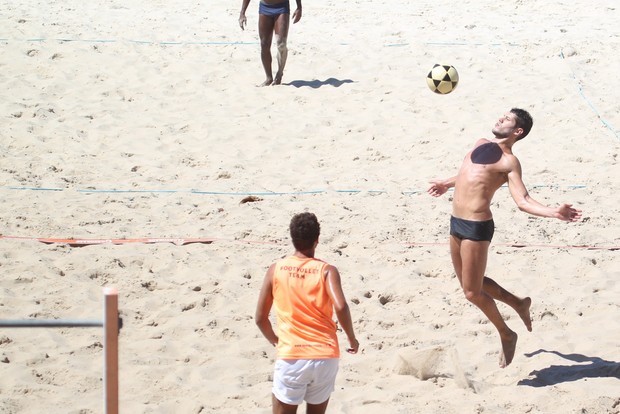 José Loreto joga futevolei na praia (Foto: Dilson Silva/Agnews)