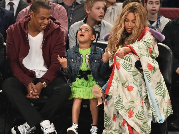 Beyoncé e Jay-Z com a pequena Blue Ivy em jogo de basquete em Nova Orleans, nos Estados Unidos (Foto: Theo Wargo/ Getty Images/ AFP)