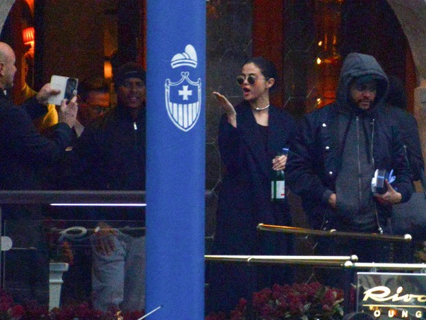 Selena Gomez e The Weeknd em Veneza, na Itália (Foto: AKM-GSI/ Agência)