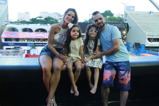 Luciano e família em camarote na Sapucaí (Foto: GRAÇA PAES E ANDRE MOREIRA - BRAZIL NEWS)